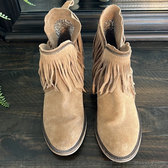 Dingo ankle boots with side zipper in tan suede. Gently worn. Size 7.5 - Picture 4 of 5